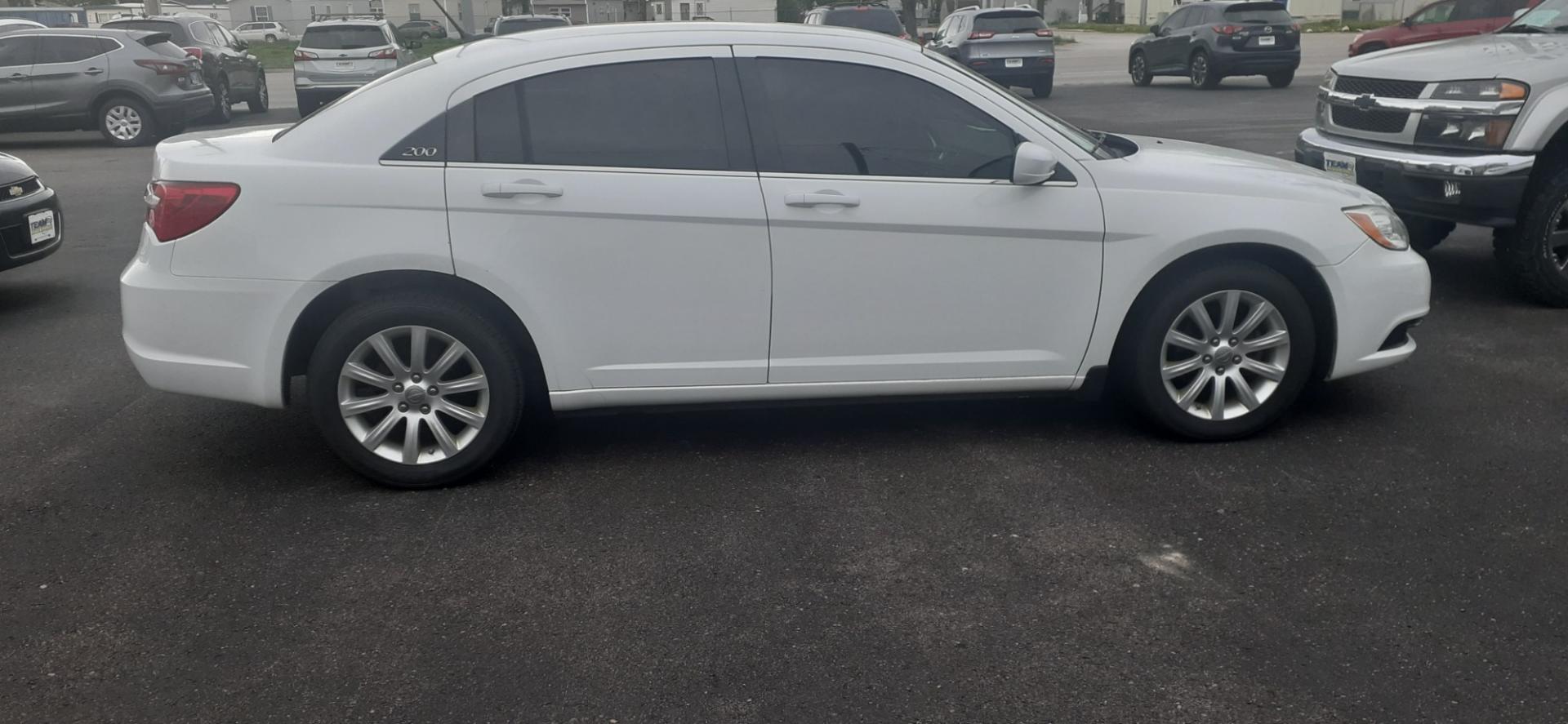 2012 Chrysler 200 Touring (1C3CCBBB9CN) with an 2.4L L4 DOHC 16V engine, 6-Speed Automatic transmission, located at 2015 Cambell Street, Rapid City, SD, 57701, (605) 342-8326, 44.066433, -103.191772 - CARFAX AVAILABLE - Photo#4